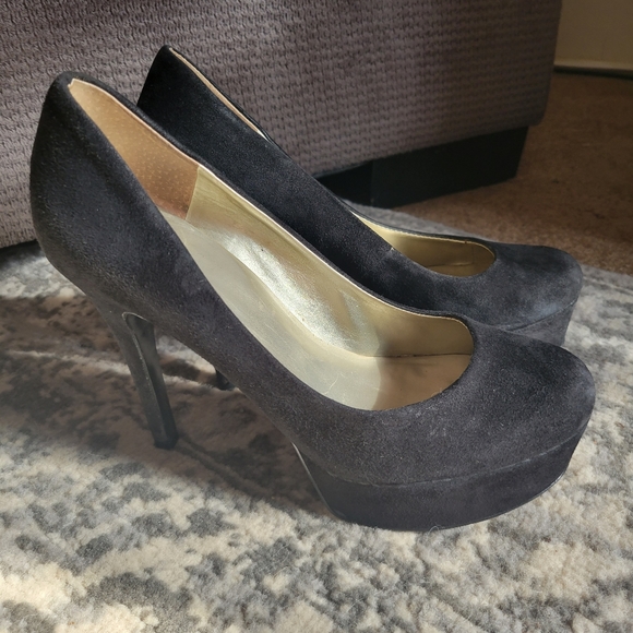 Women's black size 7 1/2 Guess 5" platform heals - Picture 2 of 6